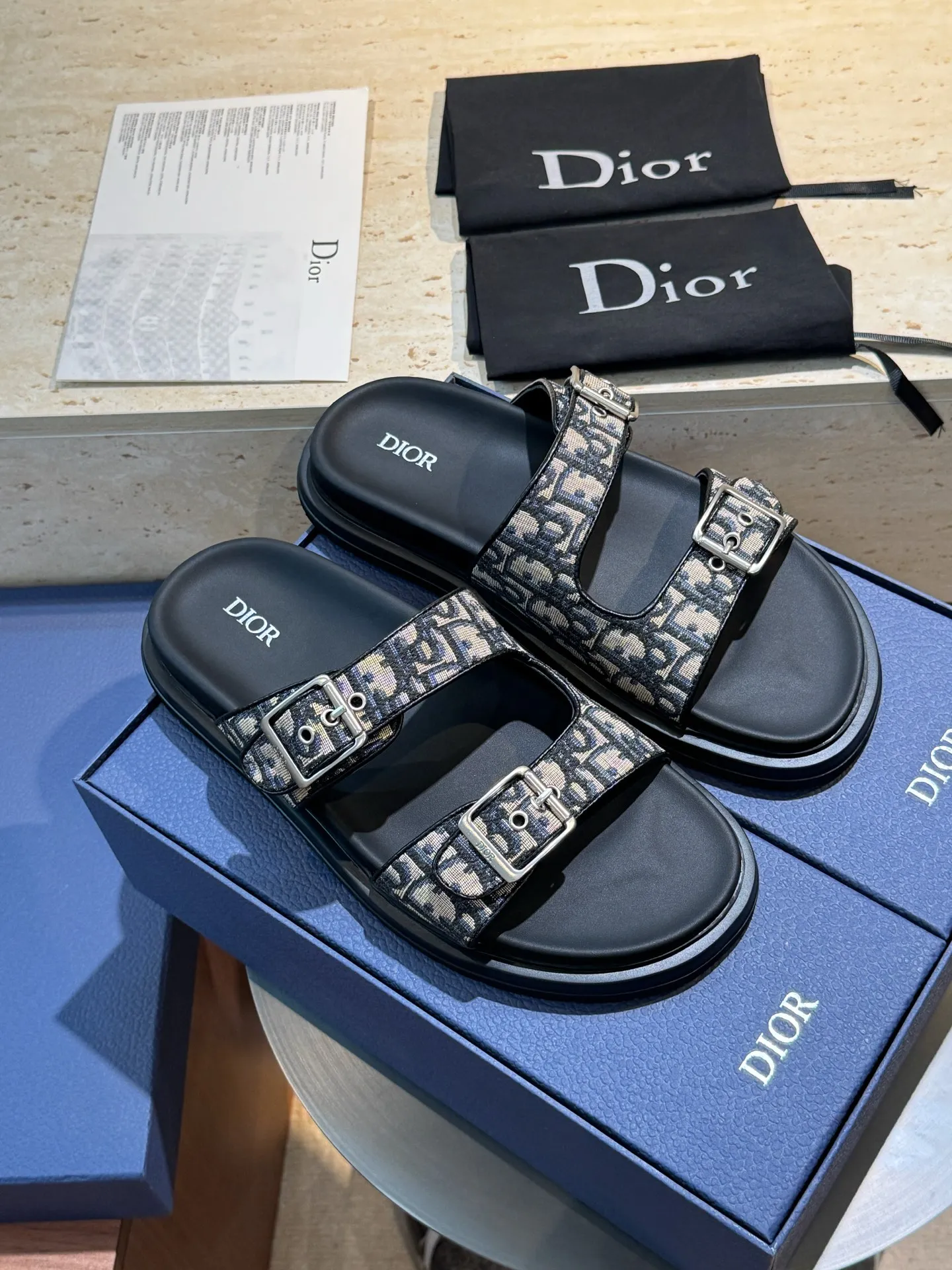 Factory price: 320💰Djia Aqua men's slippers and sandals, Dior's Aqua sandals are elegant and casual. The cross-strap design is reinterpreted in CD Diamond canvas, inspired by the brand's archives. Finished with a branded logo and tonal notch sole, they can be worn easily with shorts or jeans for a sophisticated look. Size:39-44(38 45 customized)